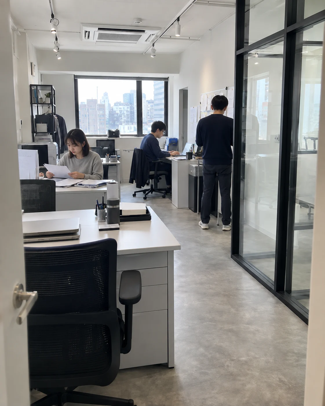 同じ仕事場で開発や資料整理をそれぞれ進めるチームのイメージ