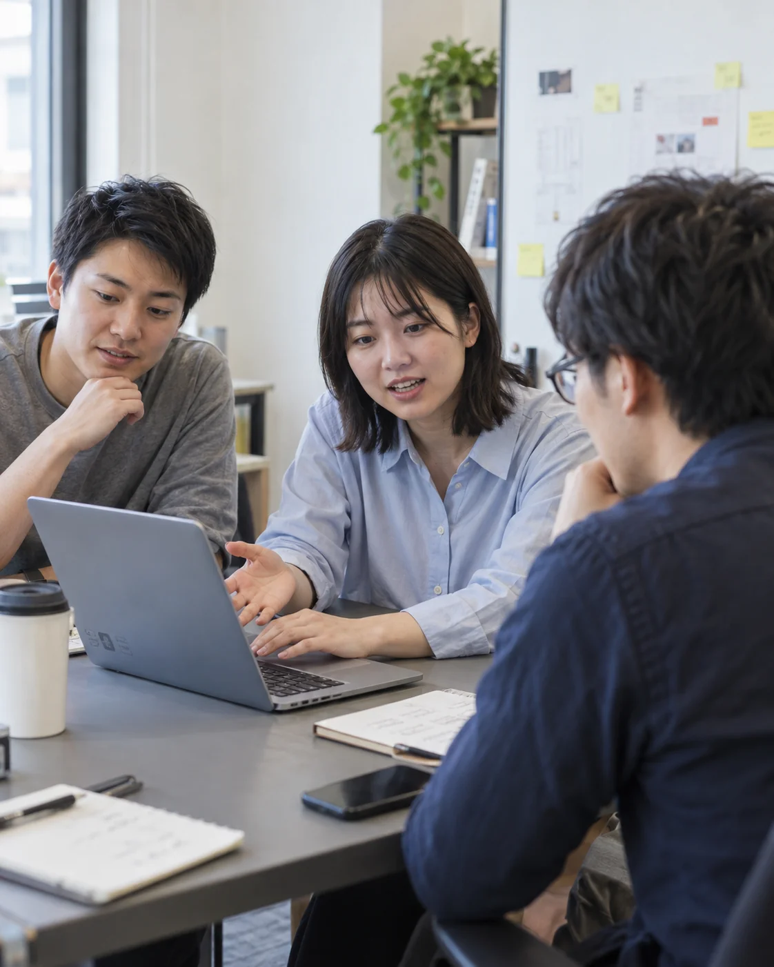 プロトタイプを見せながら意見を交わすチームのイメージ