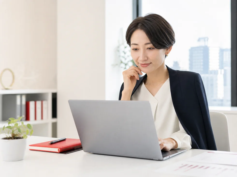 ノートPCで企業noteの記事戦略を確認するビジネス担当者
